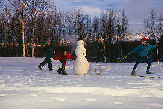女人,男孩,拉拽,雪人,滑雪,冬天