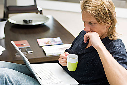 男人,沙发,笔记本电脑,咖啡杯