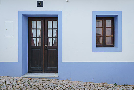 蓝色花纹外框的古典木门与木窗