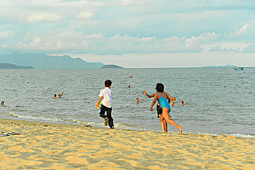 越南芽庄海边沙滩上踢球的孩子
