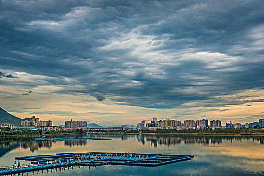 建筑群,高楼,河,灯,夜景,夕阳,倒影,云霞,乌云,城市夜景,草,剪影,风光,水面,奇景