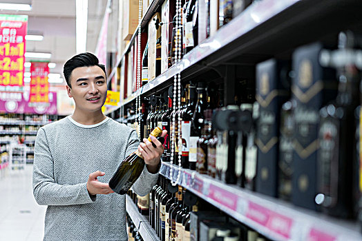 年轻男子在超市购物