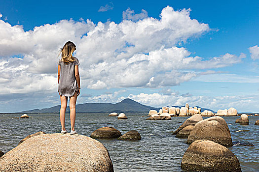 后视图,少女,岩石上,观景,海洋