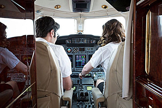 后视图,男性,女性,飞行员,驾驶室,私人飞机