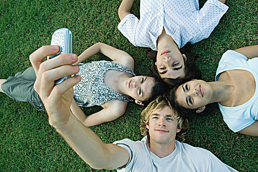 群体,年轻,朋友,躺着,草,头挨头,一个,男青年,照相,手机