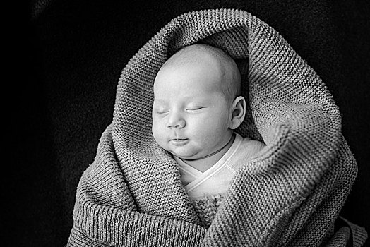 婴儿,睡觉,满意,表情,脸,包着,毯子