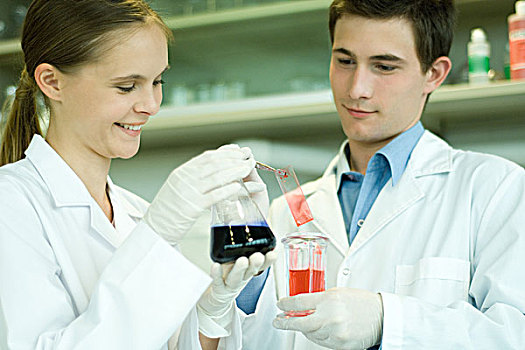 男青年,女性,科学家,拿着,溶液,实验室,玻璃器皿