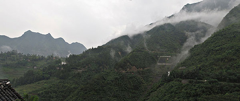 雨中巫山的云雾全景图
