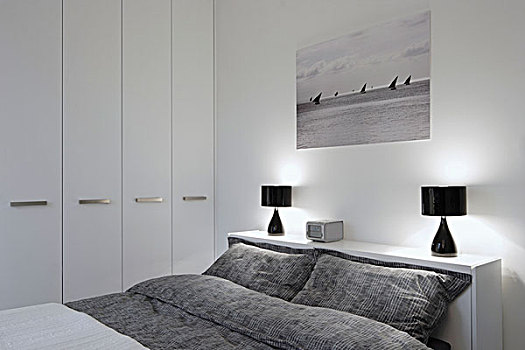 双人床,灰色,图案,床上用品,黑色,台灯,床头板,架子,现代,卧室,白色,合适,衣柜