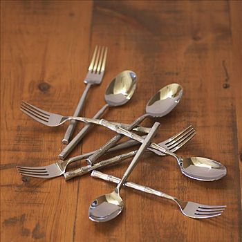 银质餐具,木桌子