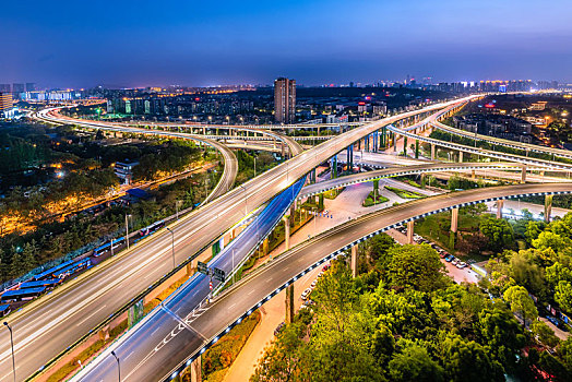 中国江苏南京的立交桥城市建筑夜景