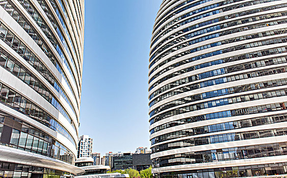 两栋中国现代建筑图片,白色城市建筑