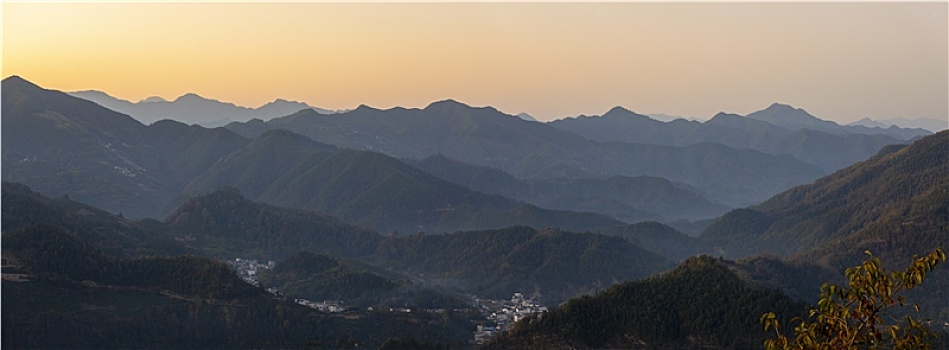 宽幅群山山峦山谷村落航拍