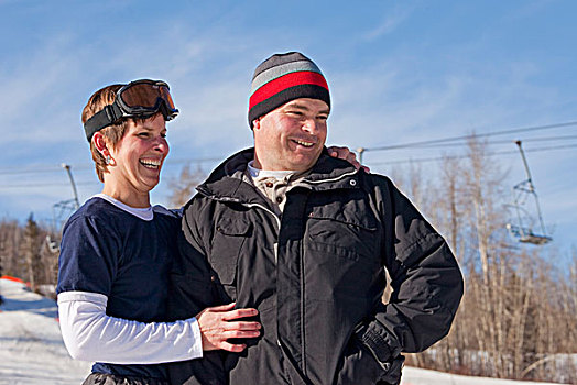 一个,男人,女人,笑,一起,戴着,无边帽,滑雪帽,滑雪区,赤鹿,艾伯塔省,加拿大