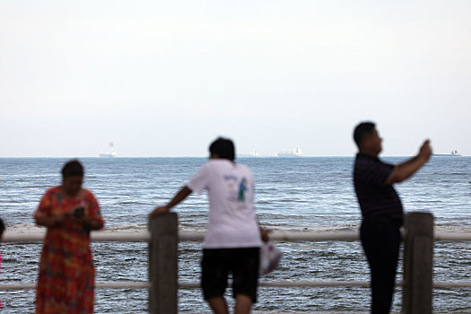 山东省日照市,夏日里的海滨人流如织,游客尽情享受假日感受清凉