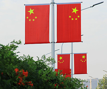 国旗灯笼高挂,武汉节日喜庆