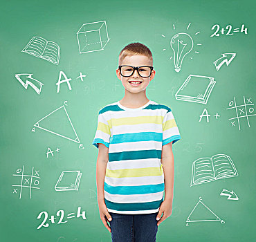 视野,教育,孩子,学校,概念,微笑,小男孩,眼镜,上方,绿色,棋盘,涂写,背景