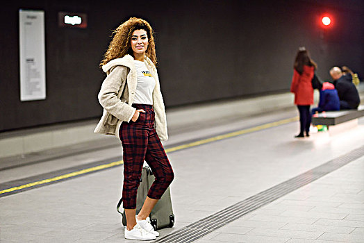 美女,年轻,阿拉伯,女性,游客,等待,地铁,地铁站,女孩,休闲服
