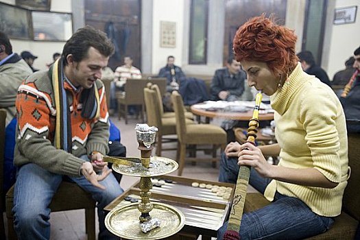 年轻,土耳其人,伴侣,玩,西洋双陆棋,烟,泡泡,室内,传统,咖啡,伊斯坦布尔,土耳其