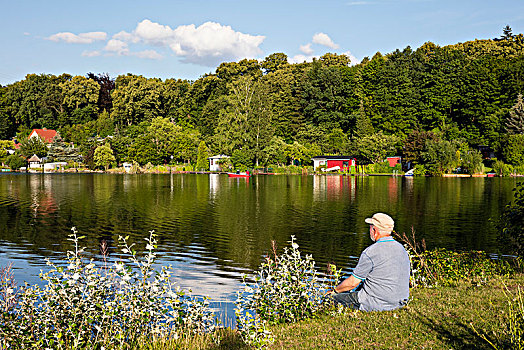 男人,老人,坐,湖岸,梅克伦堡,湖区,梅克伦堡前波莫瑞州,德国,欧洲