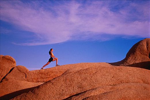 女人,伸展,岩石上,约书亚树,加利福尼亚,美国