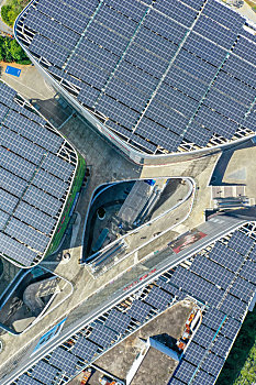 航拍海南海口海航日月广场商场楼顶光伏发电站太阳能板