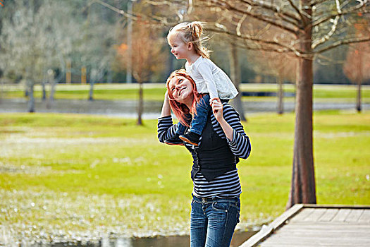 母亲,拿着,女儿,坐,肩部,公园,湖