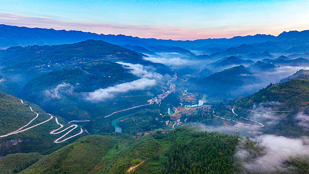 重庆酉阳,秋后山岚扮靓乡村