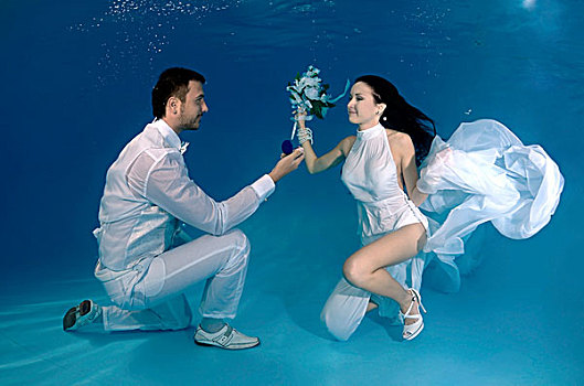 新郎,新娘,水下,婚礼,游泳池