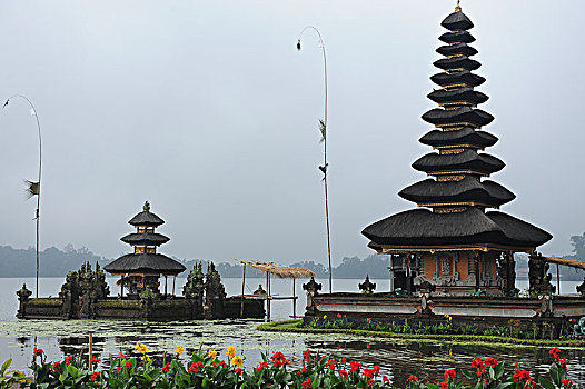 印度尼西亚,巴厘岛,寺庙,普拉布拉坦寺,岸边,布拉坦湖,梅鲁,屋顶,女神,水