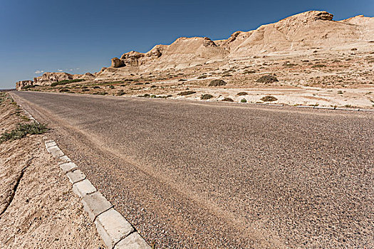 中国西部荒野道路