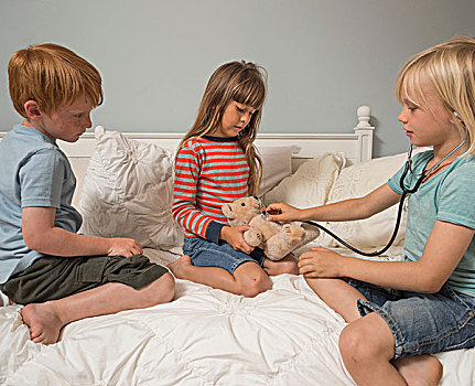 孩子,玩,听诊器,毛绒玩具