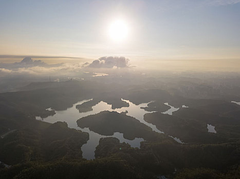 航拍清晨时分的惠州红花湖风光