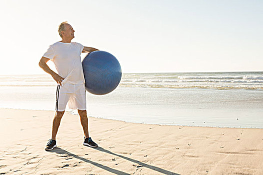 老人,拿着,球,站立,海滩,健身球,晴天