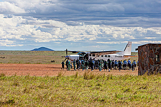 肯尼亚人,孩子,赞赏,飞机,飞机跑道,马赛马拉国家保护区,肯尼亚,东非,非洲