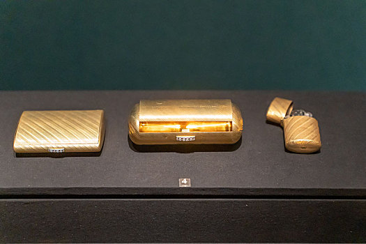 香港两依藏博物馆藏卡地亚伦敦黄金粉盒,烟盒,打火机