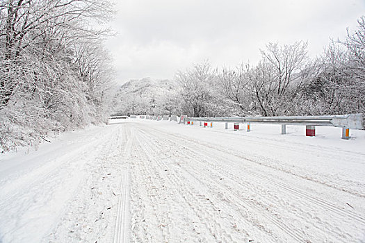 陕西秦岭分水岭公路雪景