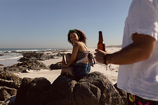 女人,啤酒瓶,坐,石头,看,男人,海滩,阳光