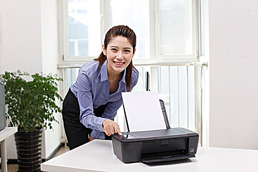 商务女士使用打印机