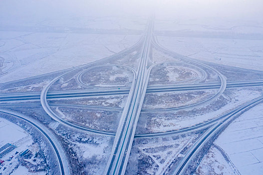 航拍冬天大雾中的高速公路