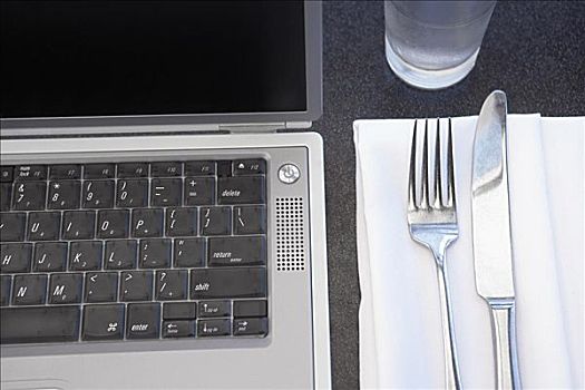 笔记本电脑,靠近,餐具摆放