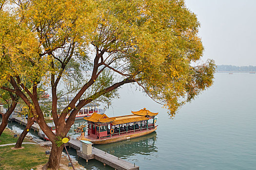 秋天北京颐和园里的游船