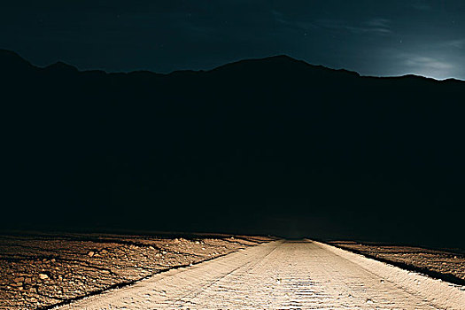 土路,荒芜,光亮,汽车,前灯,死亡谷国家公园,美国,月光,远景