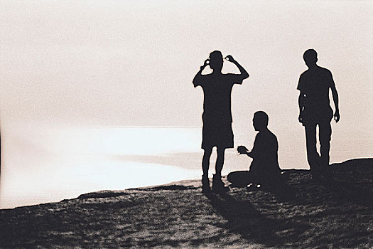 三个人,站立,悬崖,上方,海洋