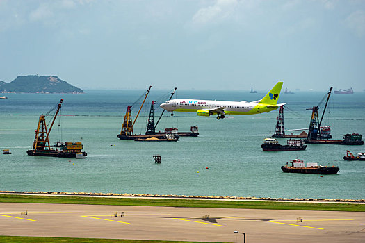 一架真航空的客机正降落在香港国际机场
