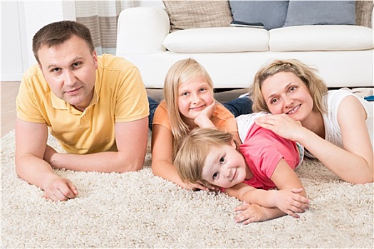 高兴,年轻家庭,卧,地毯