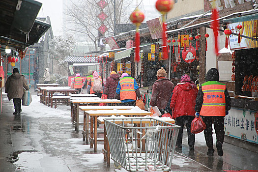 山东省日照市,游客踏雪逛美食街,感受不一样的元宵佳节