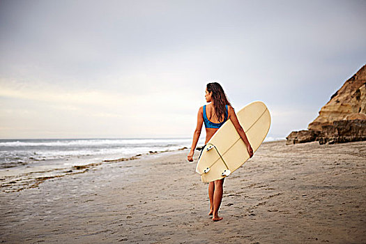 后视图,少妇,冲浪板,漫步,海滩,圣地亚哥,加利福尼亚,美国