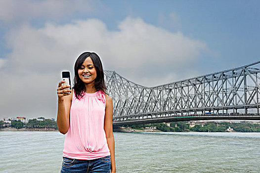 女人,发短信,手机,桥,背景,河,加尔各答,西孟加拉,印度