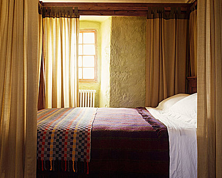 木质,四柱床,棉布,布帘,温暖,格子图案,毯子